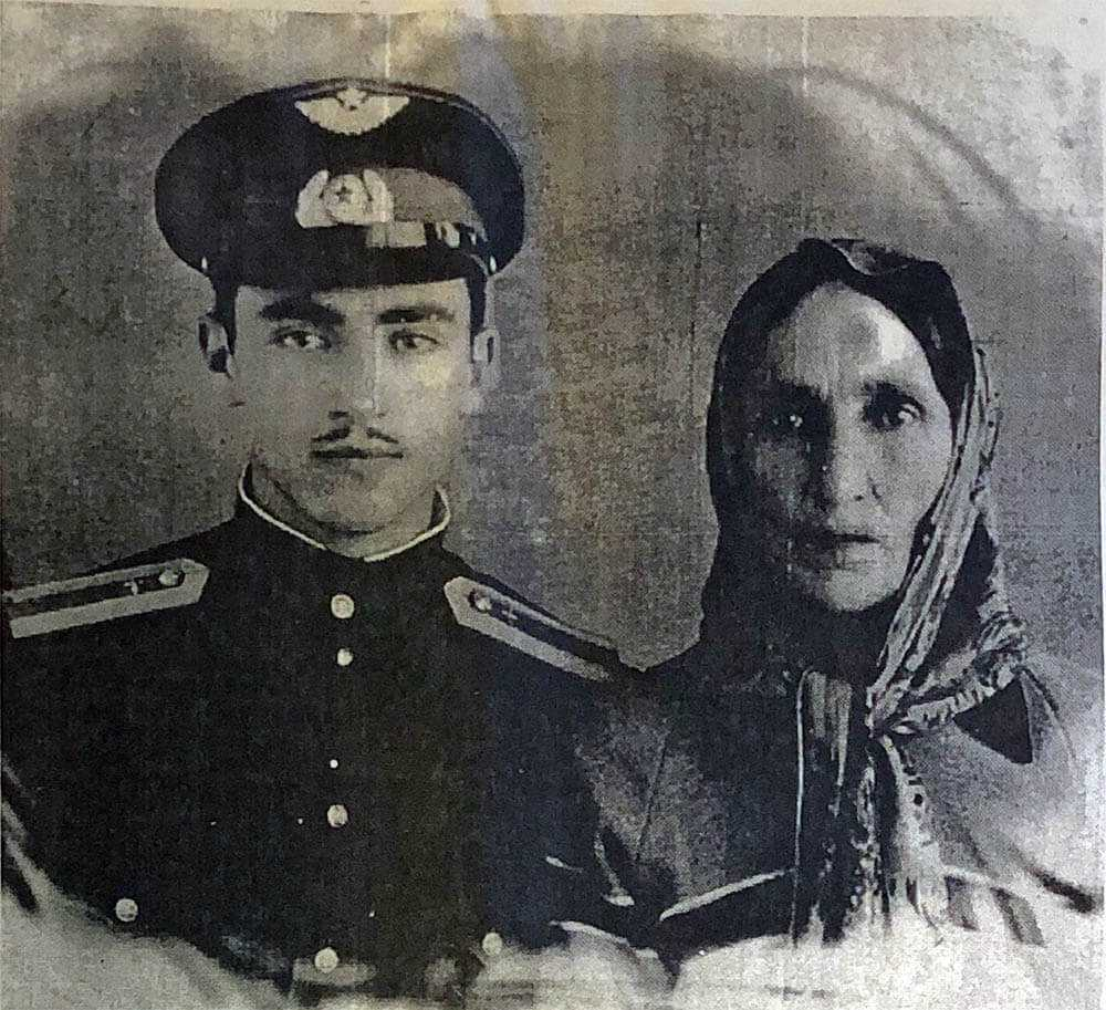 Джохар Дудаев — курсант Тамбовского ВВАУЛ с матерью. 1963 год. 