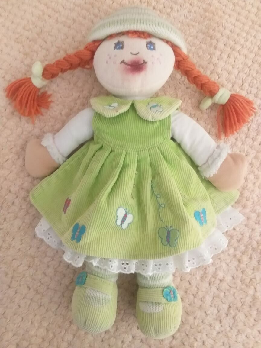 Я устроила ей баню,постирала,убрала коски,так как они были пришиты к шапочке.Волосы прошила по всей голове,использовала шелковые нитки,связала повязку на голову.