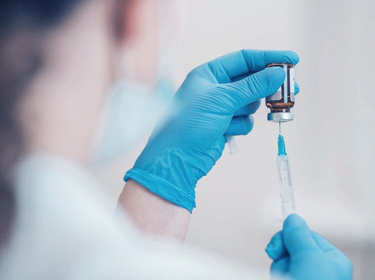 Врачи убеждены, что только тотальная вакцинация населения поможет победить коронавирус