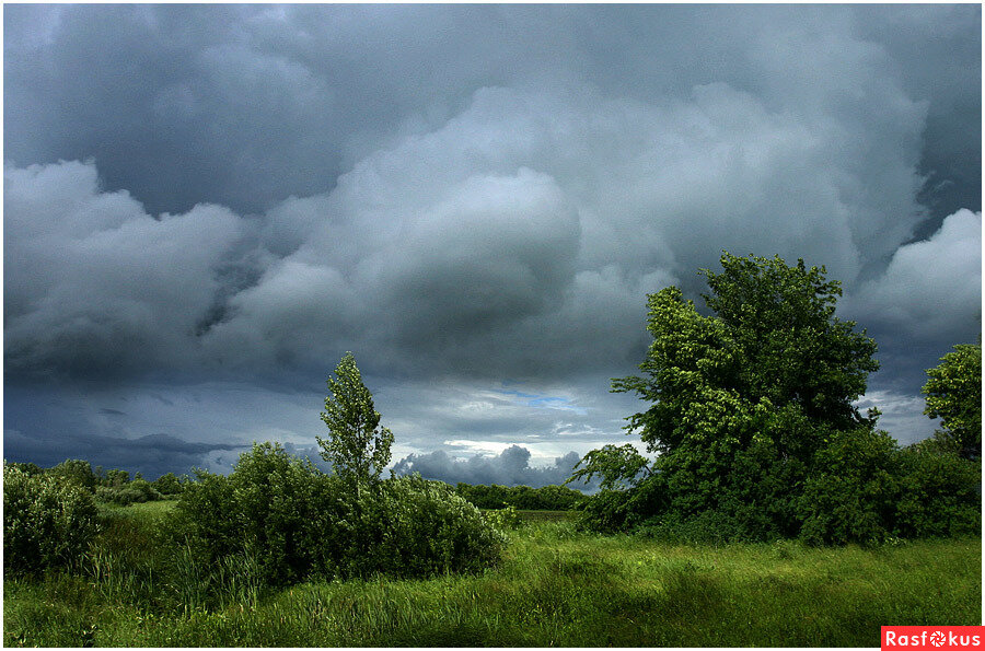 "Бегут, бегут испуганные тучи"