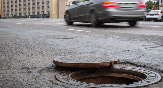Районный суд установил, что факт ДТП подтверждается материалами дела. На дороге присутствовал открытый люк, который не был огражден каким-либо элементами