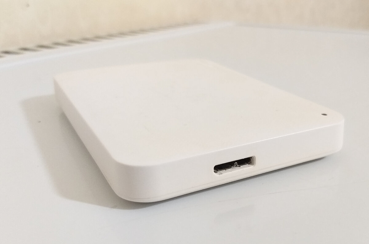 Размеры с боку и порт подключения USB-кабеля, внешний жесткий диск HDD Toshiba Canvio Basics USB-C объемом в 1TB