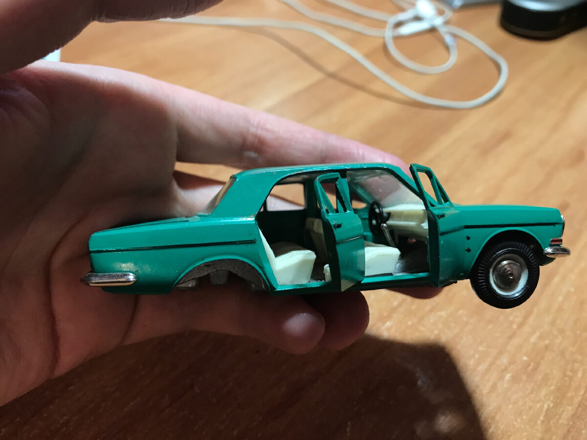 Всё перечисленное - мы можем поменять на свое усмотрение, к примеру, покрасив машину в тот цвет, который мы пожелаем. Иными словами, конверсия - это свободный полет автора работы, который не имеет рамок и границ. Однако, если говорить обо мне - некоторые рамки я всё же перед собой ставлю - они заключаются в сохранении "стилистики Агата". То есть, например, я не использую декали, которые не повторят оригинальные тампы и т.д.