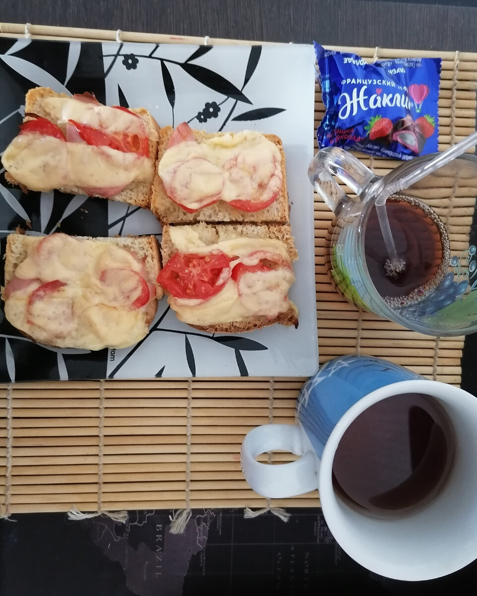 Любимые бутерочки и чай  с конфеткой. Успокаиваю себя тем, что зефир мне можно, а глазурь к шоколаду точно никакого отношения не имеет 😅