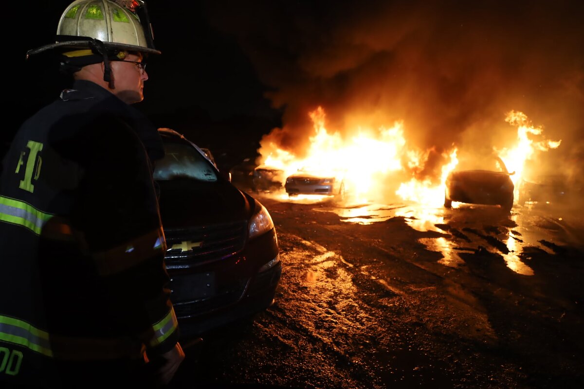 На одной из стоянок подержанных автомобилей в США произошел крупный пожар. В результате случившегося около 40 машин так и не дождались новых владельцев. Причины возгорания достоверно неизвестны.-2-2