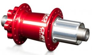 Обычно, катаясь на велосипеде, никто не задумывается над тем, что позволяет колесу вращаться оставаясь на одной линии и из чего именно это “что” оно состоит. Основной деталью, позволяющей колёсам на велосипеде совершать обороты свободно, исключая повороты и всякие скольжения, является втулка. Так как велик имеет два колеса, то, соответственно, и втулок тоже будет две: задняя и передняя. Устройство задней отличается от передней и имеет более сложную конструкцию. Давайте разберемся что такое задняя втулка велосипеда и как она работает, а также какое может понадобиться обслуживание для нормального функционирования этого механизма.