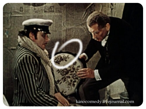 
маленький юбилей – разобранных на киноляпы комедий СССР уже 50…
а теперь про фильм Марка Захарова: несмотря на то, что всё действо снято в декорациях, нашлось всё-таки и здесь несколько кинематографических накладок…