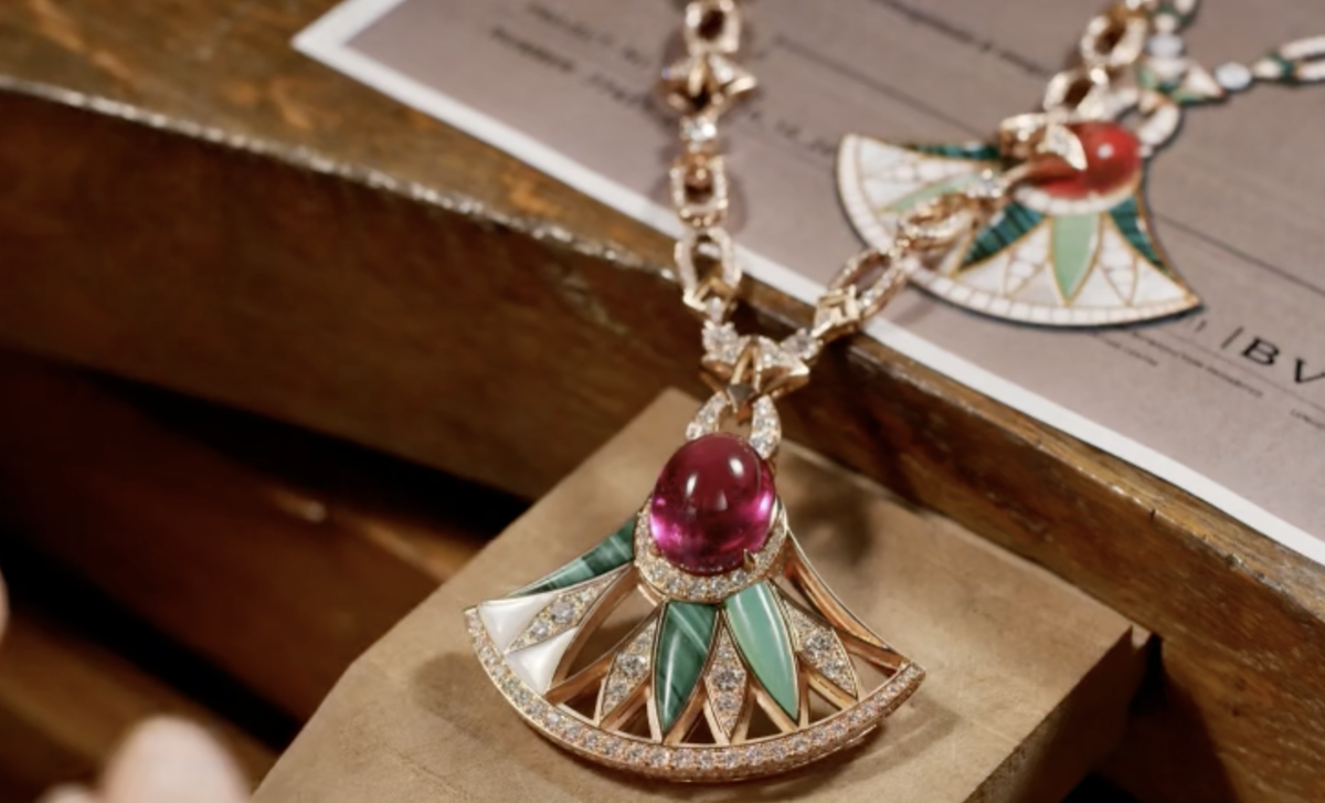 Процесс создания роскошного сотуара от Булгари с кабошоном рубеллита, малахитом, перламутром и бриллиантами