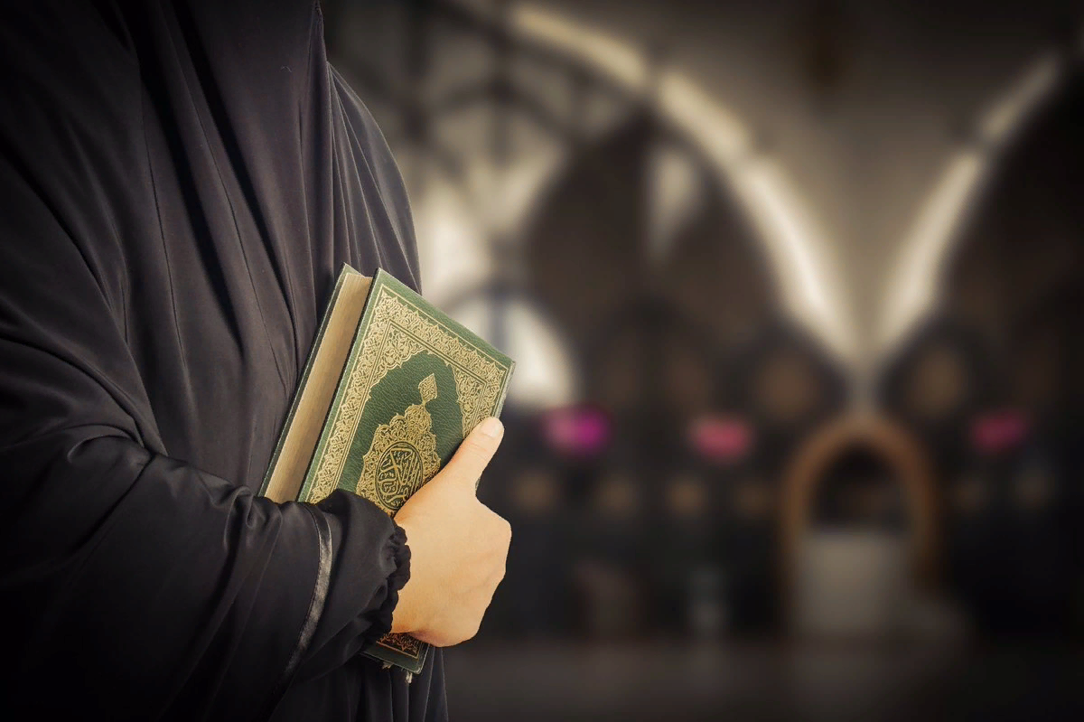 Мусульманин читающий коран. Коран в руках. Мусульманин с Кораном. Коран в руках человека.