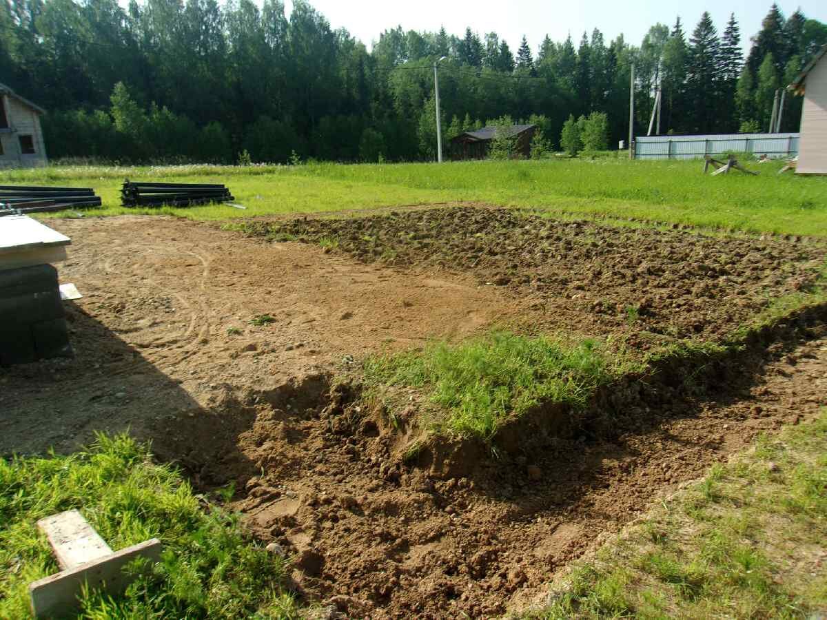 Открытая дренажная канава вокруг спортивного зала и засыпанный дренаж вокруг веранды