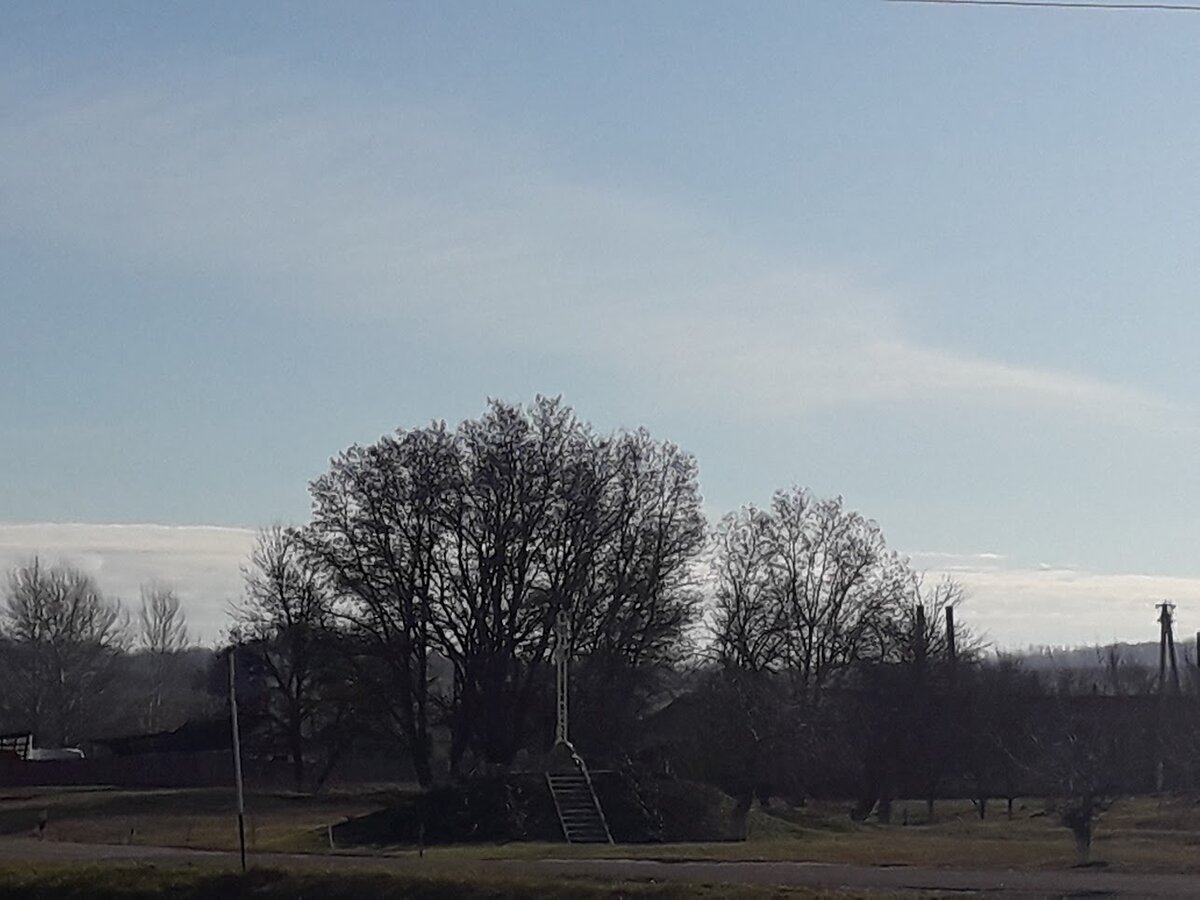 Крест на въезде в деревню. В большие праздники около него проходят богослужения и собираются практически все жители