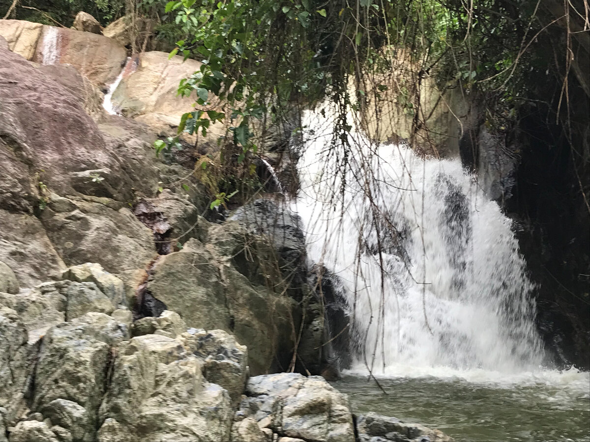 полноводные водопады от сезона дождей
