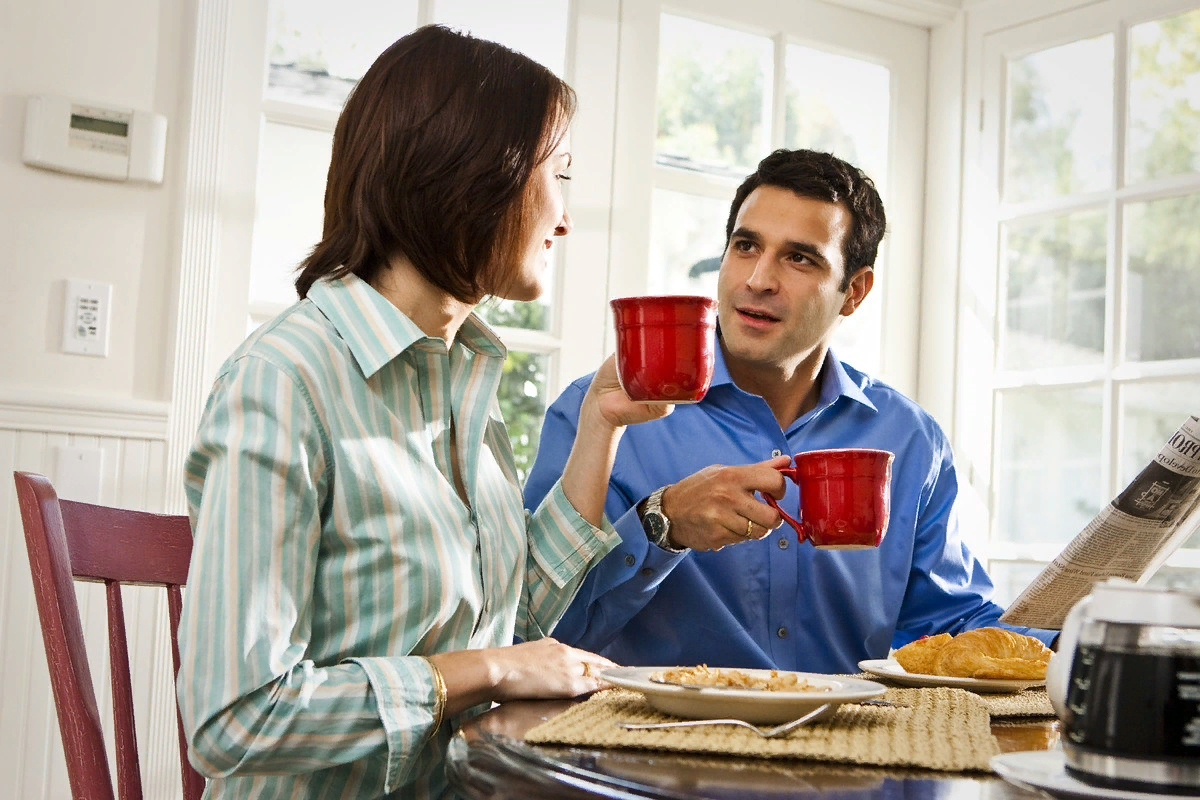 Become your wife. Муж и жена беседуют. Разговоры на кухне. Общение мужа и жены. Мужчина и женщина разговаривают на кухне.