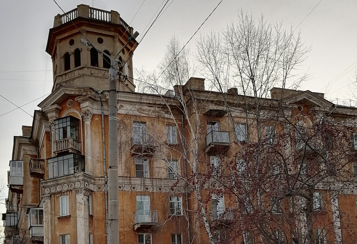 Интересные дома на краю города. 