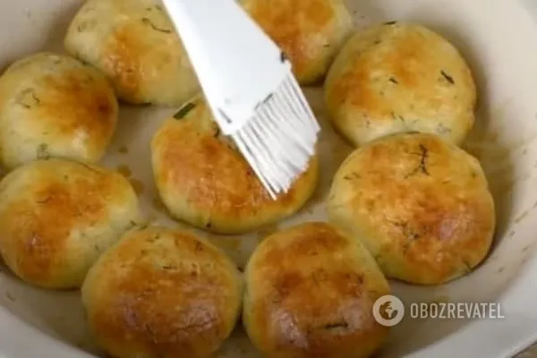Смазать полученной смесью булочки