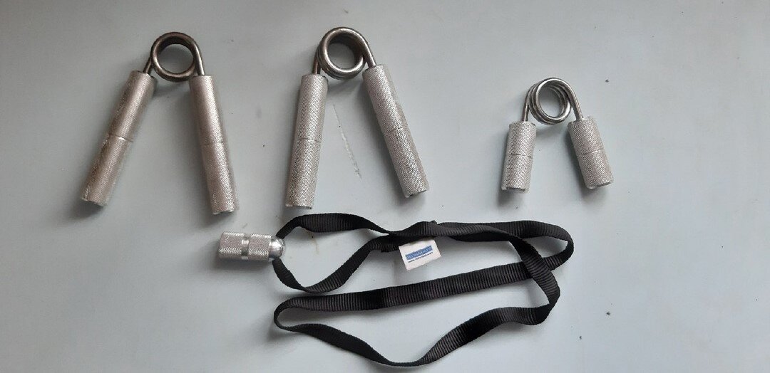 Весь набор: разминочный, основной, и пальцевый эспандеры,  а также "серебряная пуля".