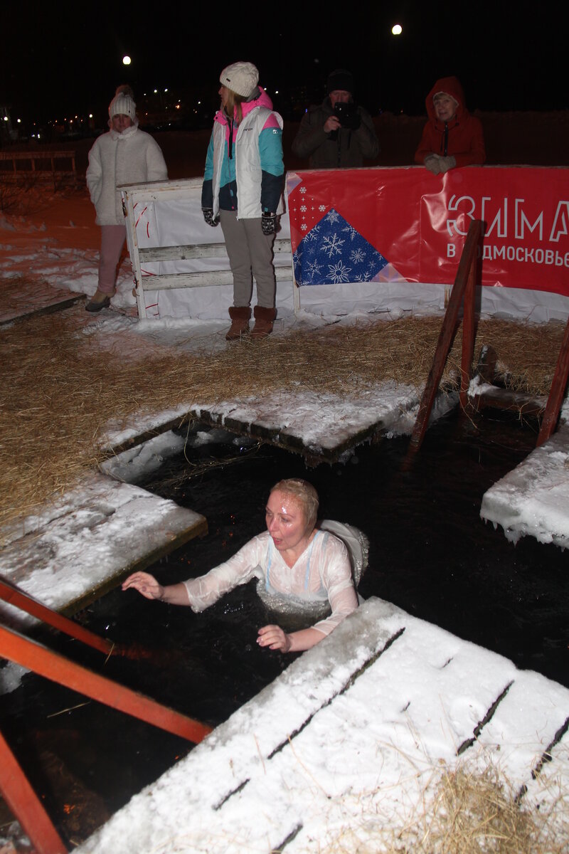 
	В Клину в усадьбе Демьяново вечером 18 января после службы водосвятия открылась крещенская прорубь (иордань). Крещение Господне – это самый почитаемый, православный, христианский праздник. Отмечается в честь крещения Иисуса Христа в реке Иордан Иоанном Крестителем. 
	Народу в храме было не много, и практически только треть вошла в ледяную купель, это: священники, дети, бабуш¬ки, дедушки и молодые девчонки - очереди чтобы окунуться не было. Наверное ажиотаж моды прошел, у иордани остались только истинно верующие.
Наверное, чтобы принять решение окунаться в проруби или нет - это надо сделать самому. Лучше всего понять причину и соединить её с желанием и обязательно приложить к этому веру в Бога. 

