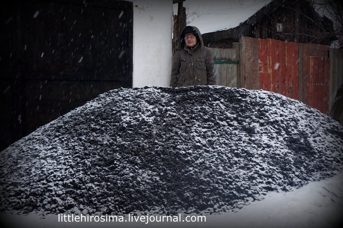 Татьяна Ивановна. Пенсионерка. Закончила луганский машинститут, работала на шахте "ГП Первомайск уголь". Инженером работала всю жизнь. А вот с семьей не сложилось - никогда не было.
Женя рассказывает про нее:
"Была мама. Жила в том районе, куда прилетало постоянно и из тяжелого. Рядом с домом прилетело такое, что воронка глубиной более её роста. Рядом соседи жили, у них дитё = девочка лет пяти. Когда "влупило", ребенок был у нее в гостях, забился в угол и причитал шёпотом, быстро-быстро: "Божечка, Божечка, за что же нам это, Божечка, спаси нас!".
Мама умерла сразу как объявили перемирие.
Чудом не убило, не разрушило дом, порушило там много чего. Один из самых пострадавших районов.
Куча стандартных болячек, а пенсии не хватает на всё. Уголь, себе позволить не может. "Не могу насобирать, пыталась откладывать, а кинешься, за свет заплати, за воду заплатила, лекарств купила, а на продукты уже крохи."