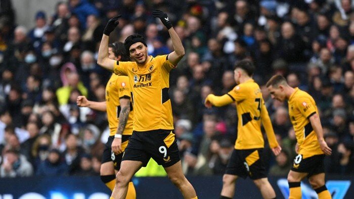 Рауль Хименес празднует забитый гол