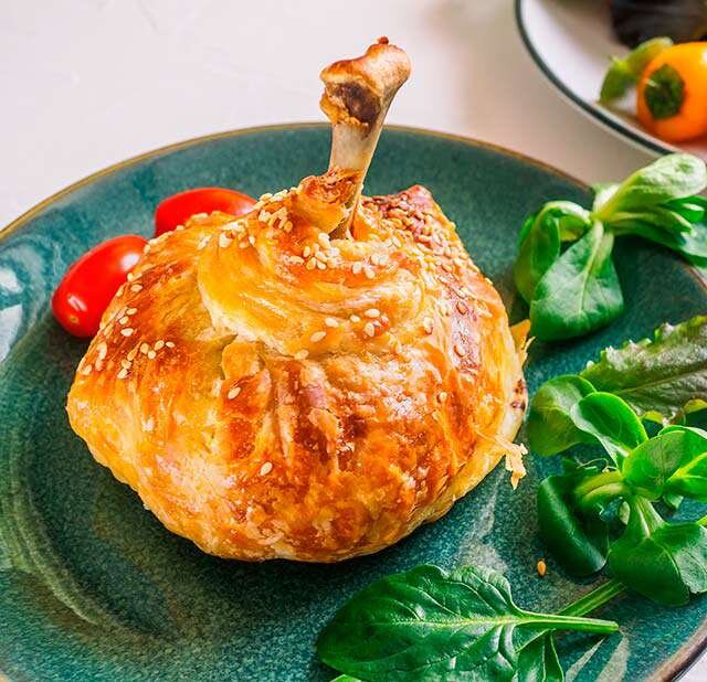 Мешочки из теста с курицей. Голень куриная в мешочке из теста. Голень куриная в мешочке из теста. Ножки в мешочке из слоеного теста. Мешочки из теста с курицей.