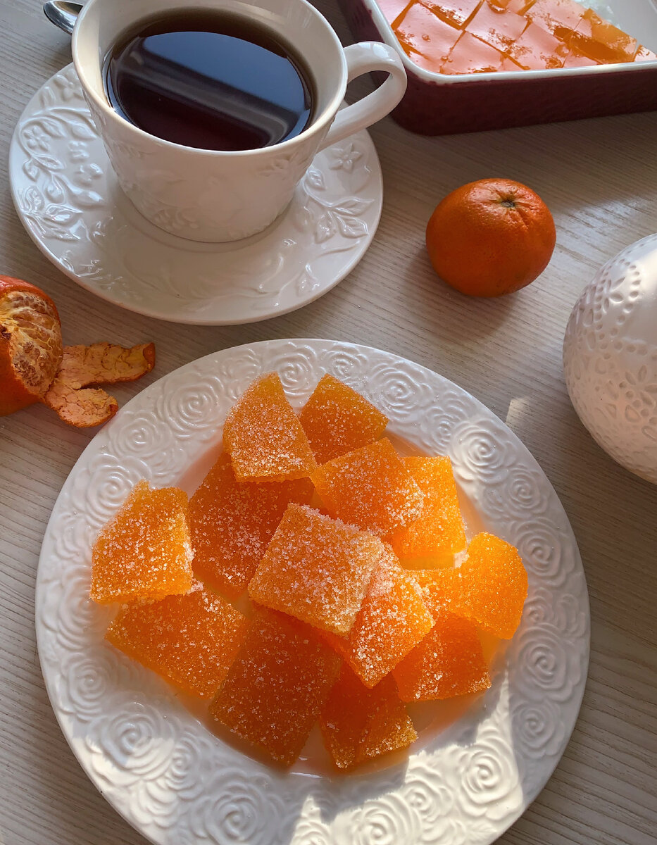 🍊Мандариновый мармелад 🍊
⠀
✅ Мандариновый сок (это примерно 7-8 мандаринов).
✅ 35гр. желатина.
✅ 100гр. сахара.
✅ Щепотка лимонной кислоты или 1ч.л. сока лимона.
⠀
Мандарины очищаем и пробиваем блендером, процеживаем. Отмеряем 100мл. сока, добавляем желатин и оставляем набухать.
⠀
Оставшееся 300мл. сока ставим на огонь, добавляем сахар и лимонный сок. Перемешиваем до растворения сахара, доводим до кипения. Снимаем с огня, добавляем в сок наш набухший желатин и перемешиваем до той поры пока не растворится желатин.
⠀
Разливаем по формам, оставляем до полного остывания. Как остынут убираем на ночь в холодильник.
⠀
Нарезаем фигурки и обваливаем в сахаре ☺️
