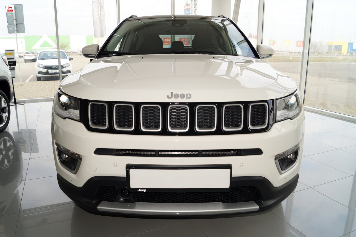 Вид спереди Jeep Compass II