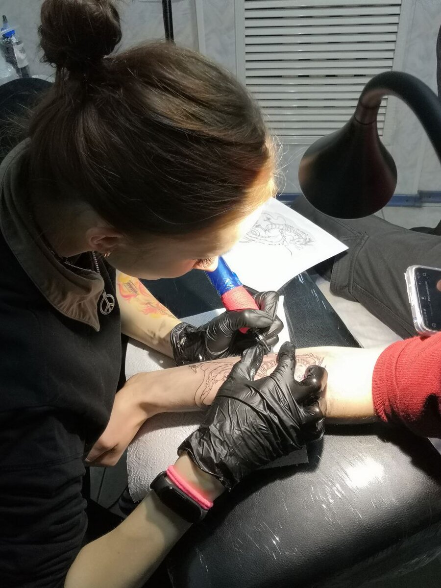 *Мое фото в процессе нанесения татуировки