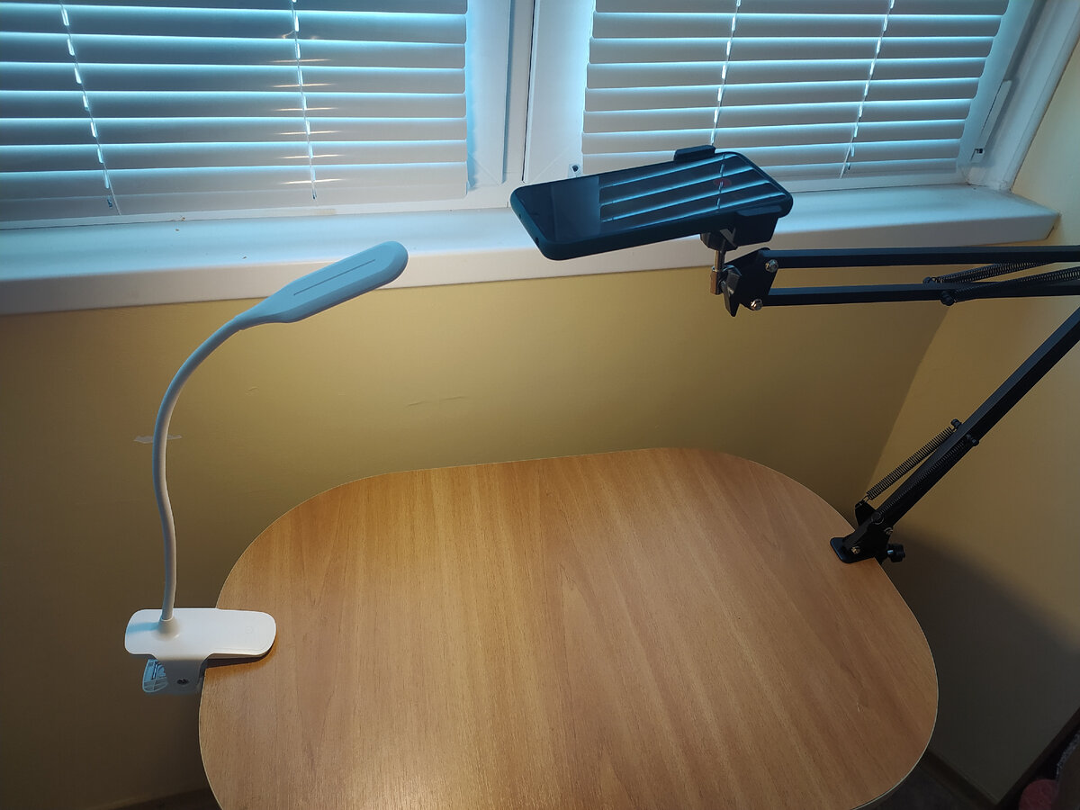 Лампа на аккумуляторе. И штатив для смартфона с дополнительным держателем для планшетов