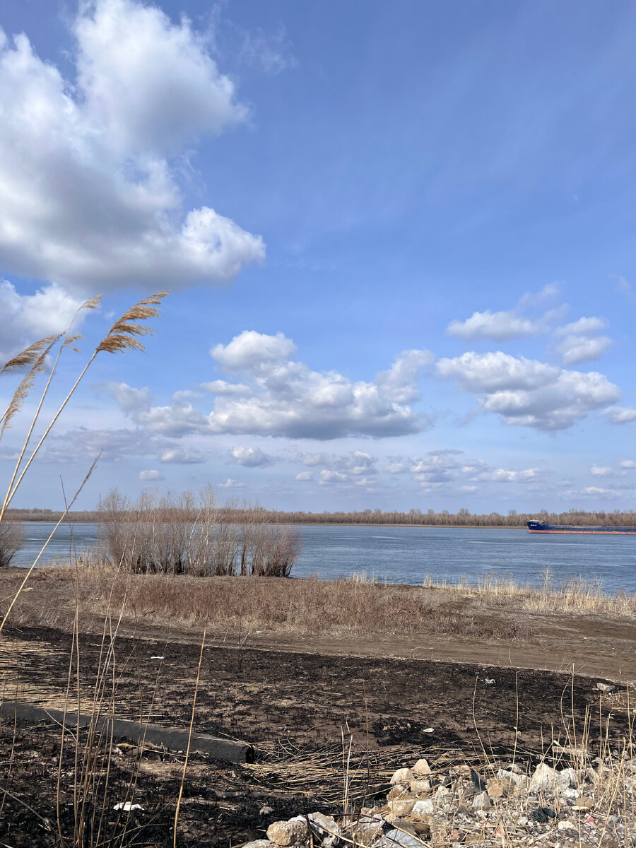 Волга спокойная, небо красивое.