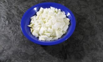 Лук и чеснок мелко нарезать