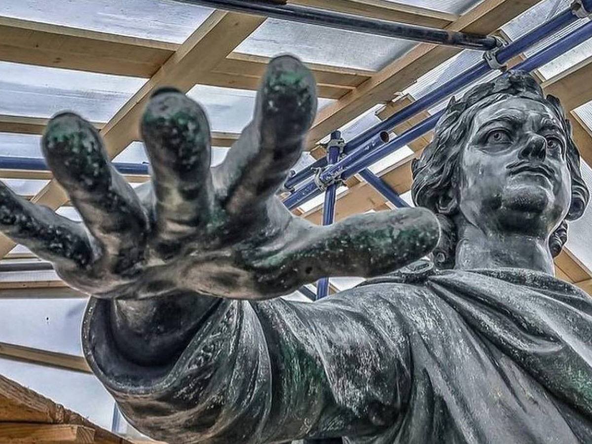 Строительные леса вокруг памятника Петру I на Сенатской площади в Санкт-Петербурге, 2022 год Фото: Борис Пиотровский
Источник: spb.kp.ru
