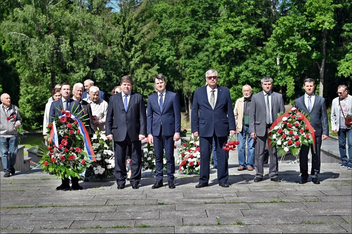 Памятная акция крокус. Новокурьяново мемориальное кладбище. День памяти и скорби 22 июня инсталляция. Скорбящий мужчина на кладбище. Мемориальное кладбище в Казахстан.