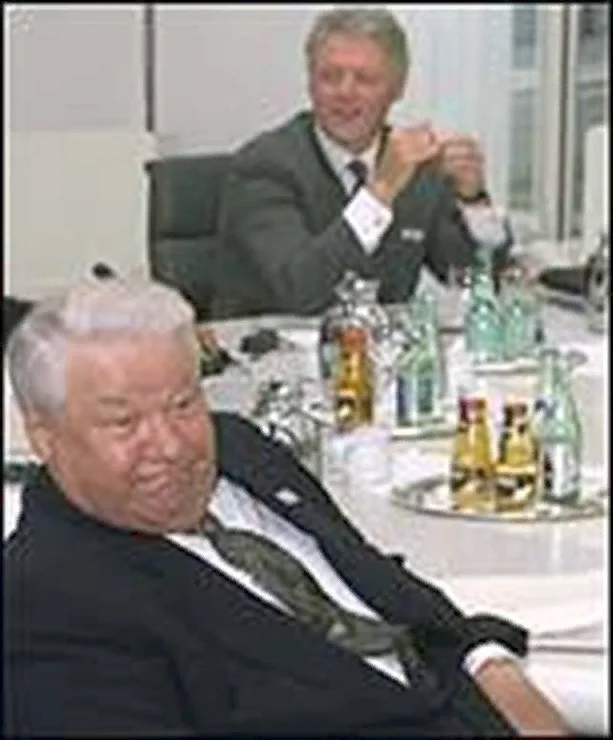 Достоверно известно, что предок Бориса ЕльцИна, Николай ЕльцЫн изменил в своей фамилии всего лишь одну букву и стал ЕльцИным.