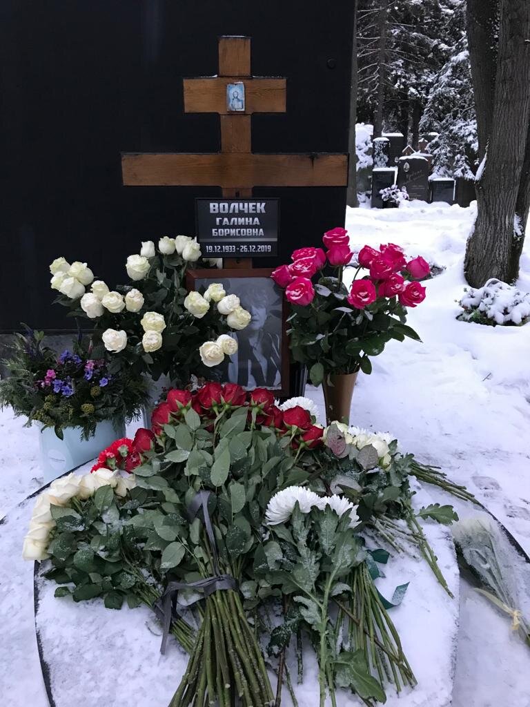 На могиле Галины Волчек в день её рождения, 19 декабря