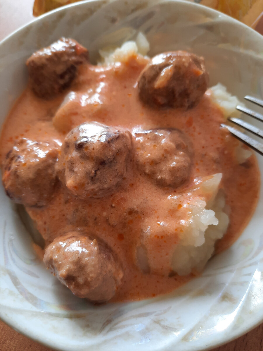 Мой обед. Пюре с маленькими тефтельками и соусом.