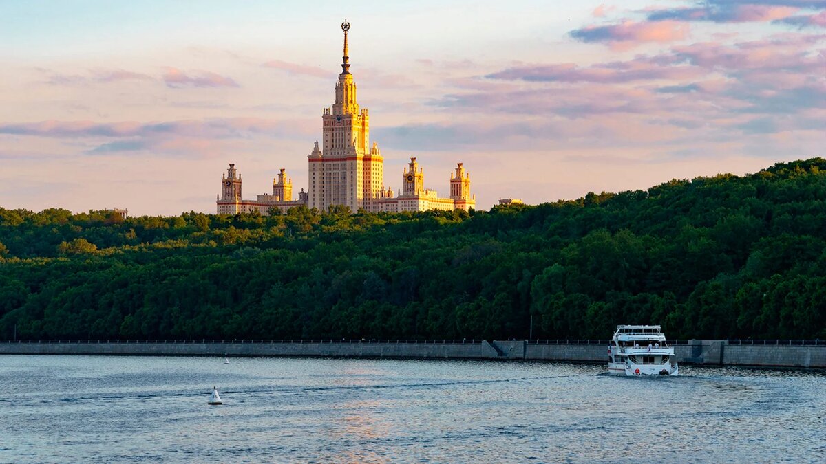 Парк у смотровой площадки МГУ