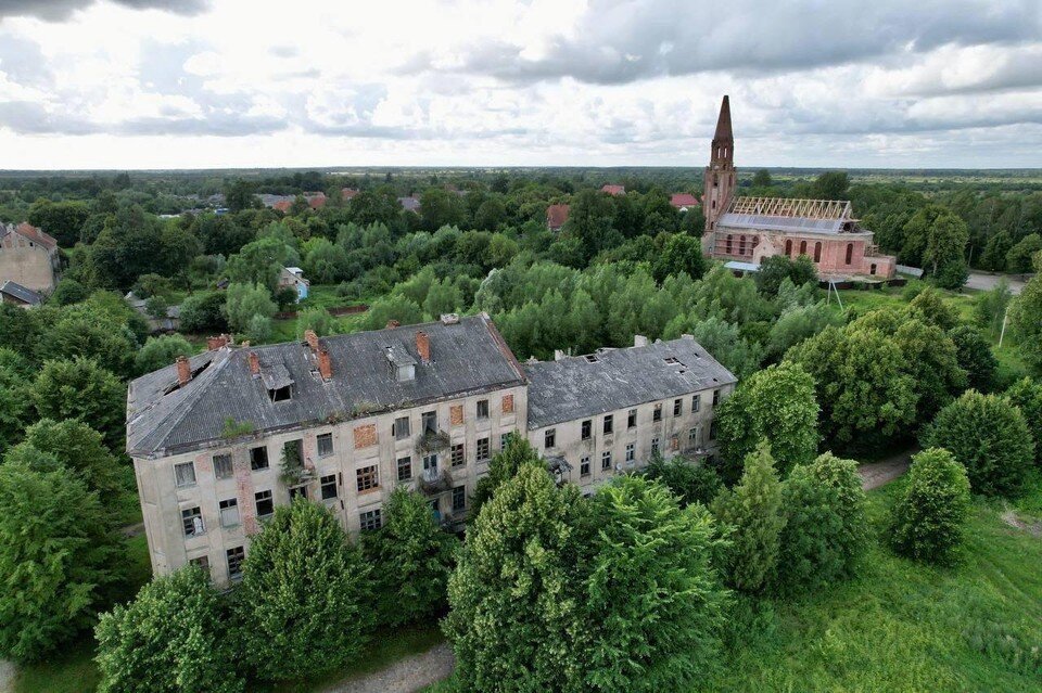     Крышу кирхи сегодня восстанавливают. Но дух города-призрака пока доминирует.  Правительство Калининградской области