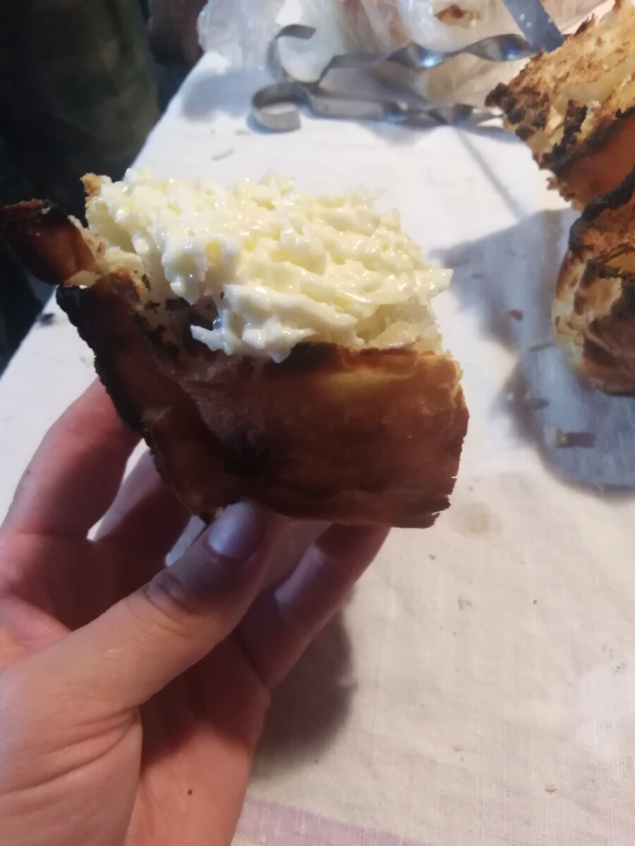 Поджареный на костре лаваш с сыром, домашним майонезом и чесноком.