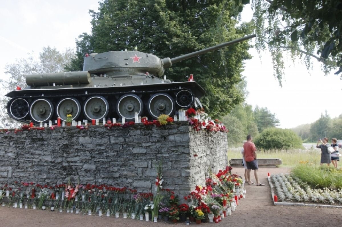    В Нарве демонтировали танк-памятник Т-34