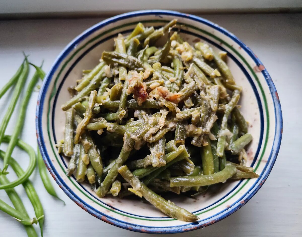 Вкусно приготовить спаржевую фасоль свежую на сковороде. Спаржа стручковая. Стручковая фасоль в сметане. Стручковая фасоль с фаршем на сковороде со сметаной. Фасоль со сметаной.