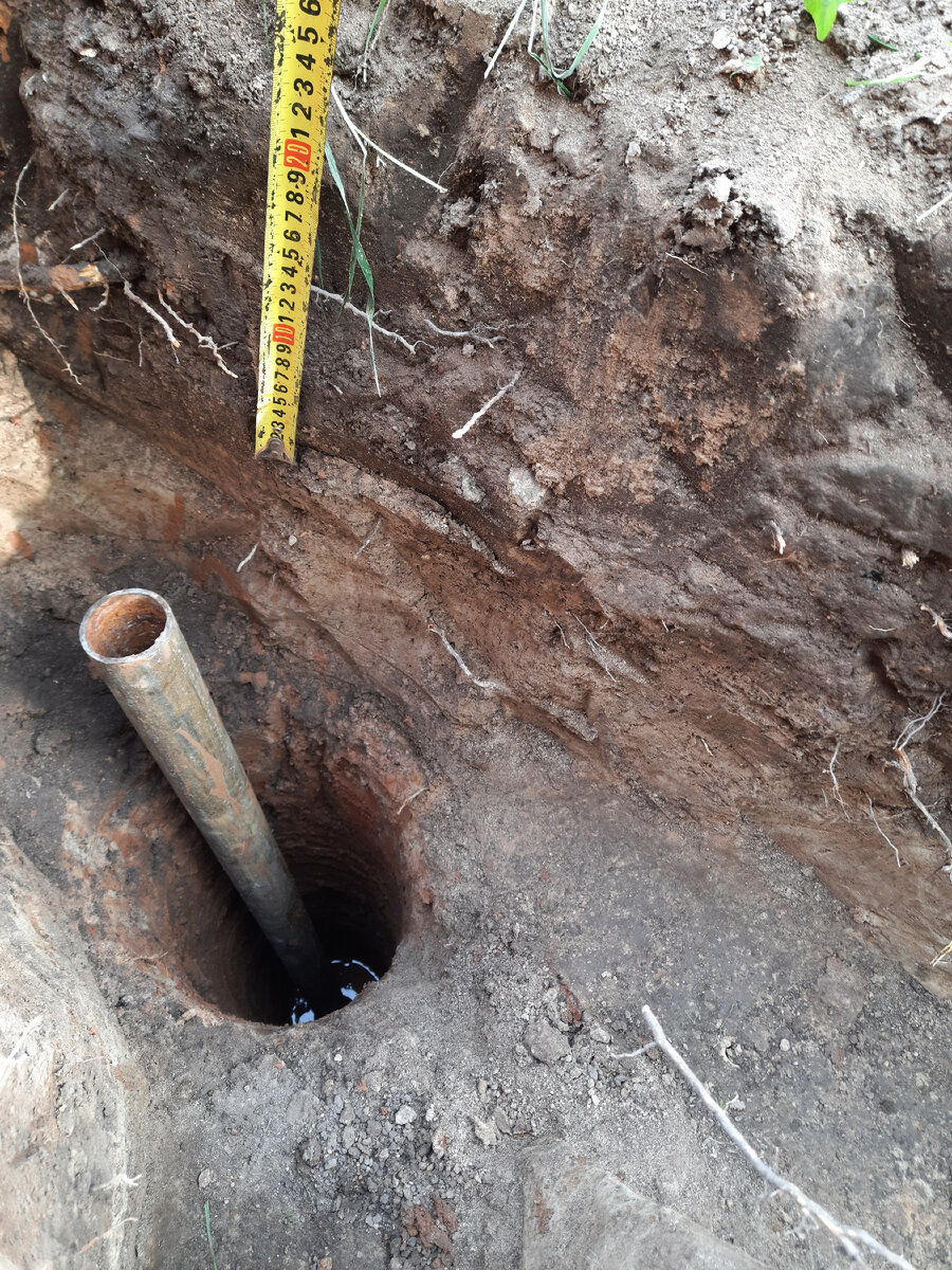 Местами 20 см. А в яме с трубой для заземления видна вода.