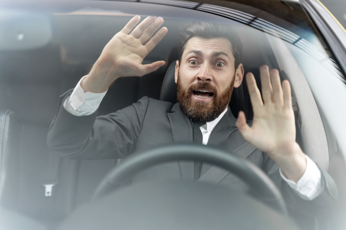     Что будет, если врезаться на скорости 200 км/ч? Судя по этому видео, кое-что от вас все-таки останется