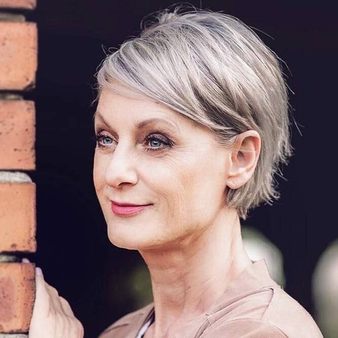 Можно отрастить неаккуратную длину безболезненно, заправляя волосы за ушки. 