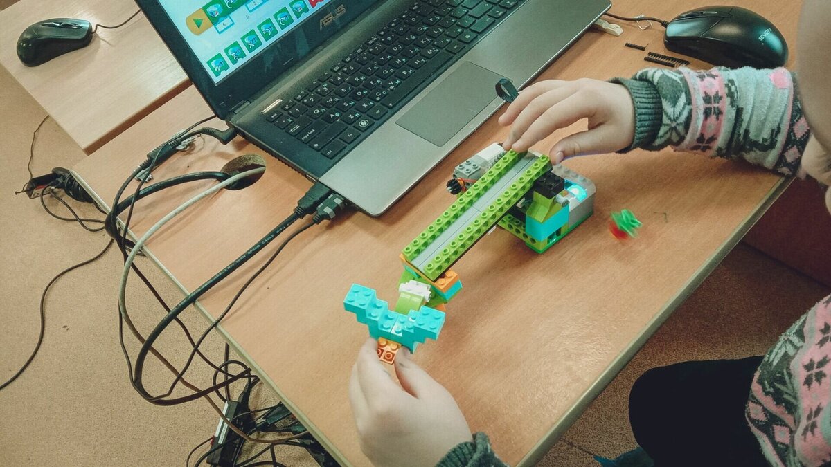     Застежка от молнии застряла в носу у ребенка в Нижегородской области. Ему понадобилась помощь ЛОР-врачей. Об этом написал главврач арзамасской больницы Олег Курахтанов на своей странице в VK.