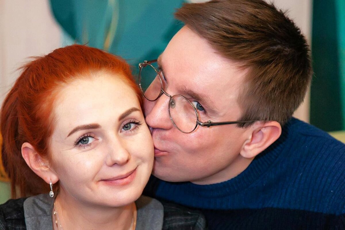     Муж беременной Лены Катиной трогательно утешил певицу после ее унижения на шоу «Три аккорда»
