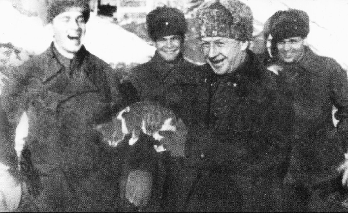 Александр Родимцев с бойцами.