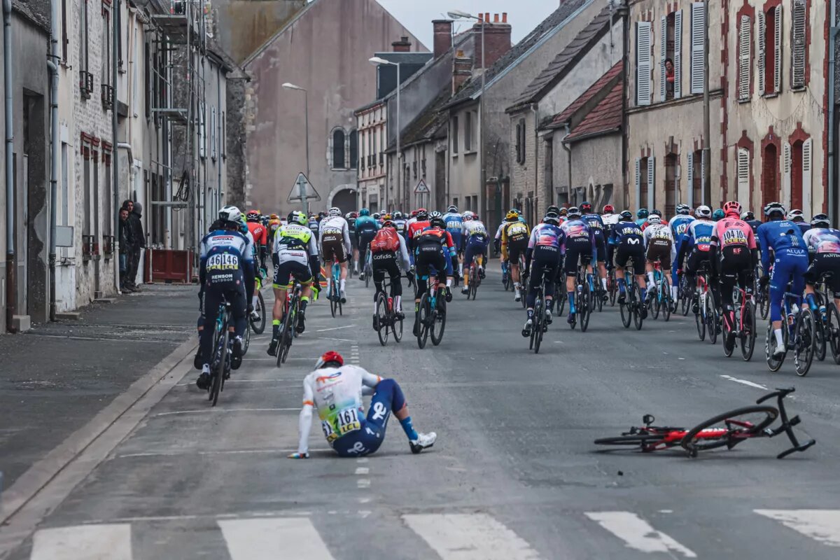 Популярные фотографии 2022. Призёры велоспорт транссексуалы. Гонка за лидером велоспорт. Париж ницца велогонка. Шоссейный велосипед гонка.