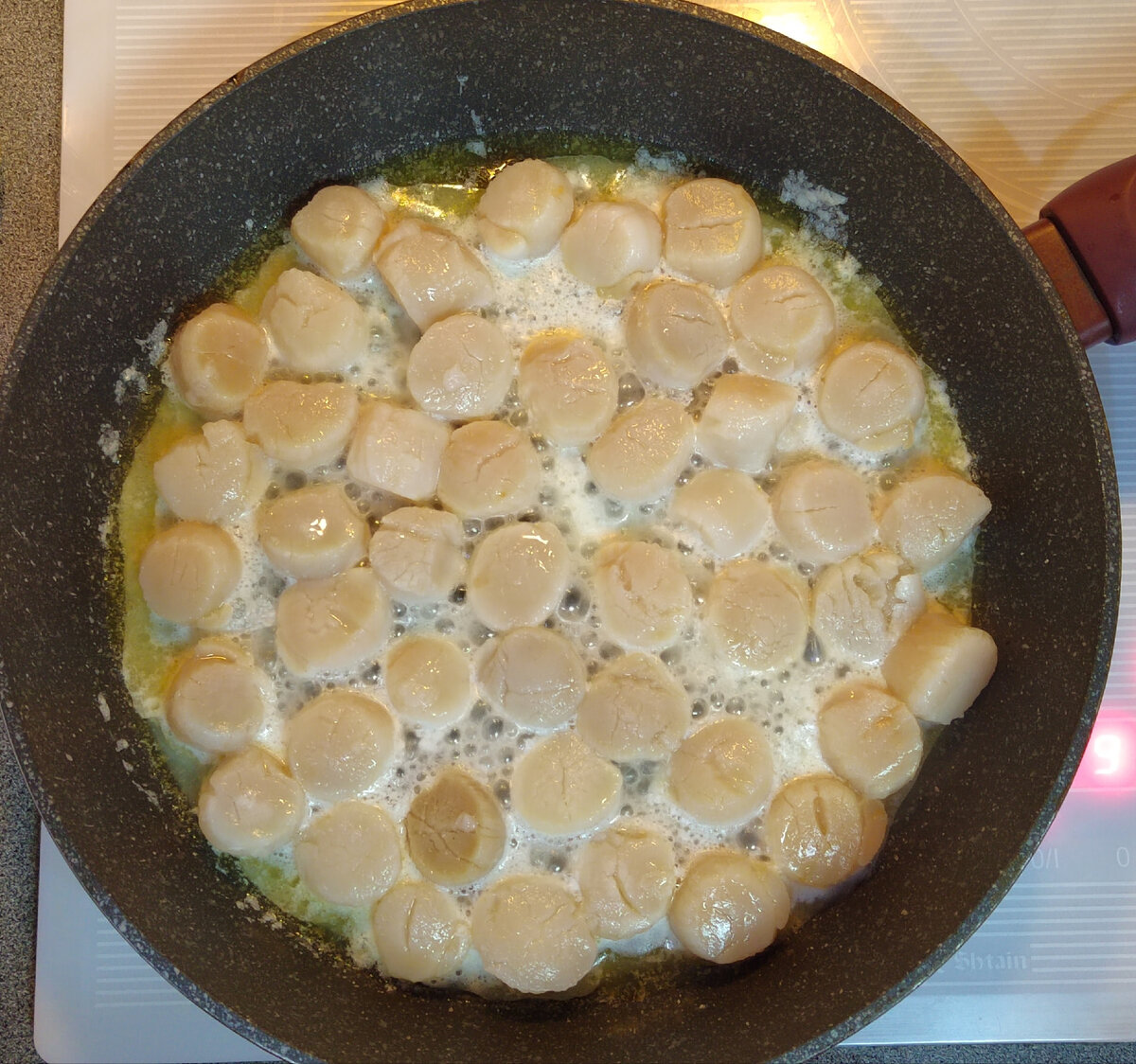 Обжариваем  гребешок по 1 минуте с каждой стороны