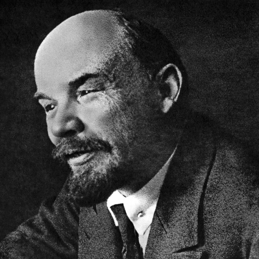 От Владимира Ульянова Ленину досталось лицо. Картинка по правилам создателей брендов должна быть "правильной", поэтому такой на вид, немного русский, немного монгол.