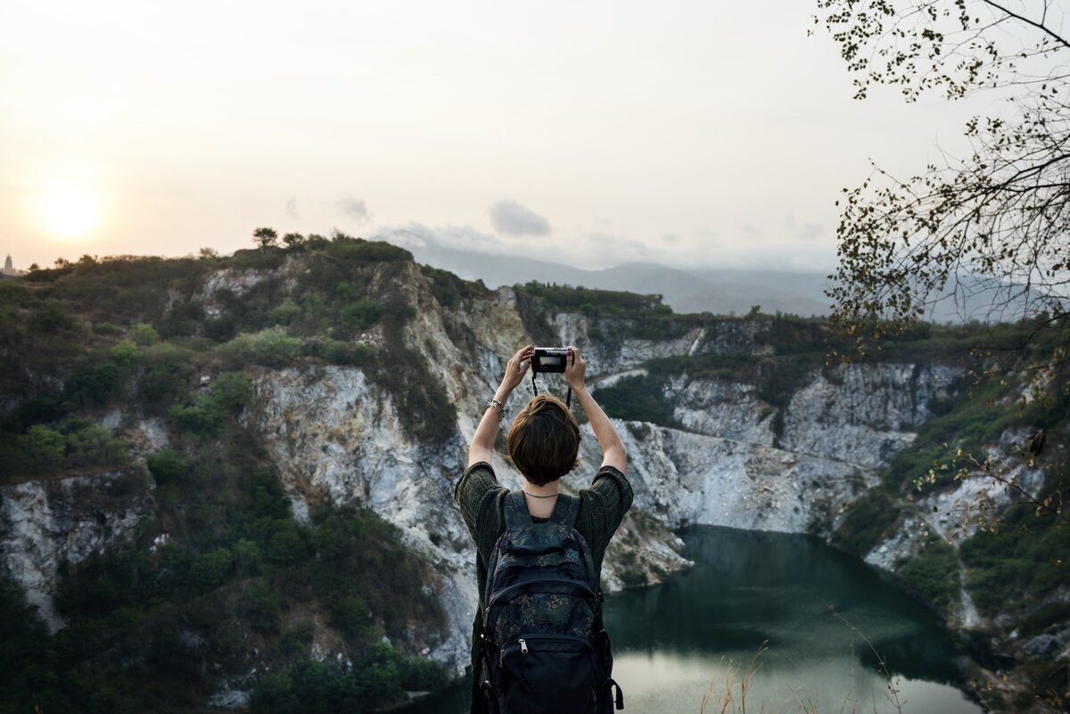 He taking photos. Фотографировать в горах. Антон Иванов кругосветчик фотограф. Человек и горы Свобода водопад. Как сфотографировать пейзаж.